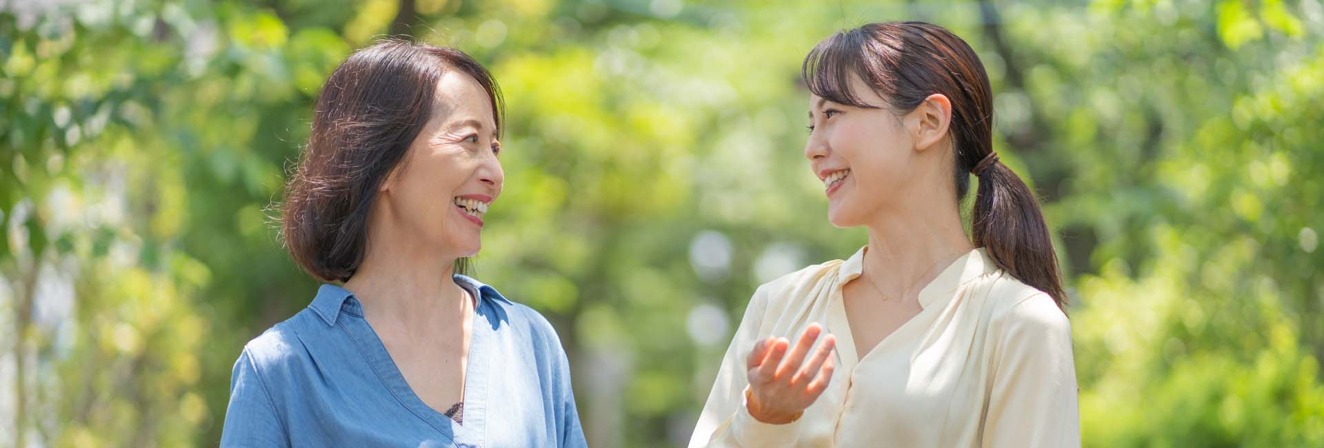 年代の異なる笑顔の女性二人　生き生きとした働き方のイメージ